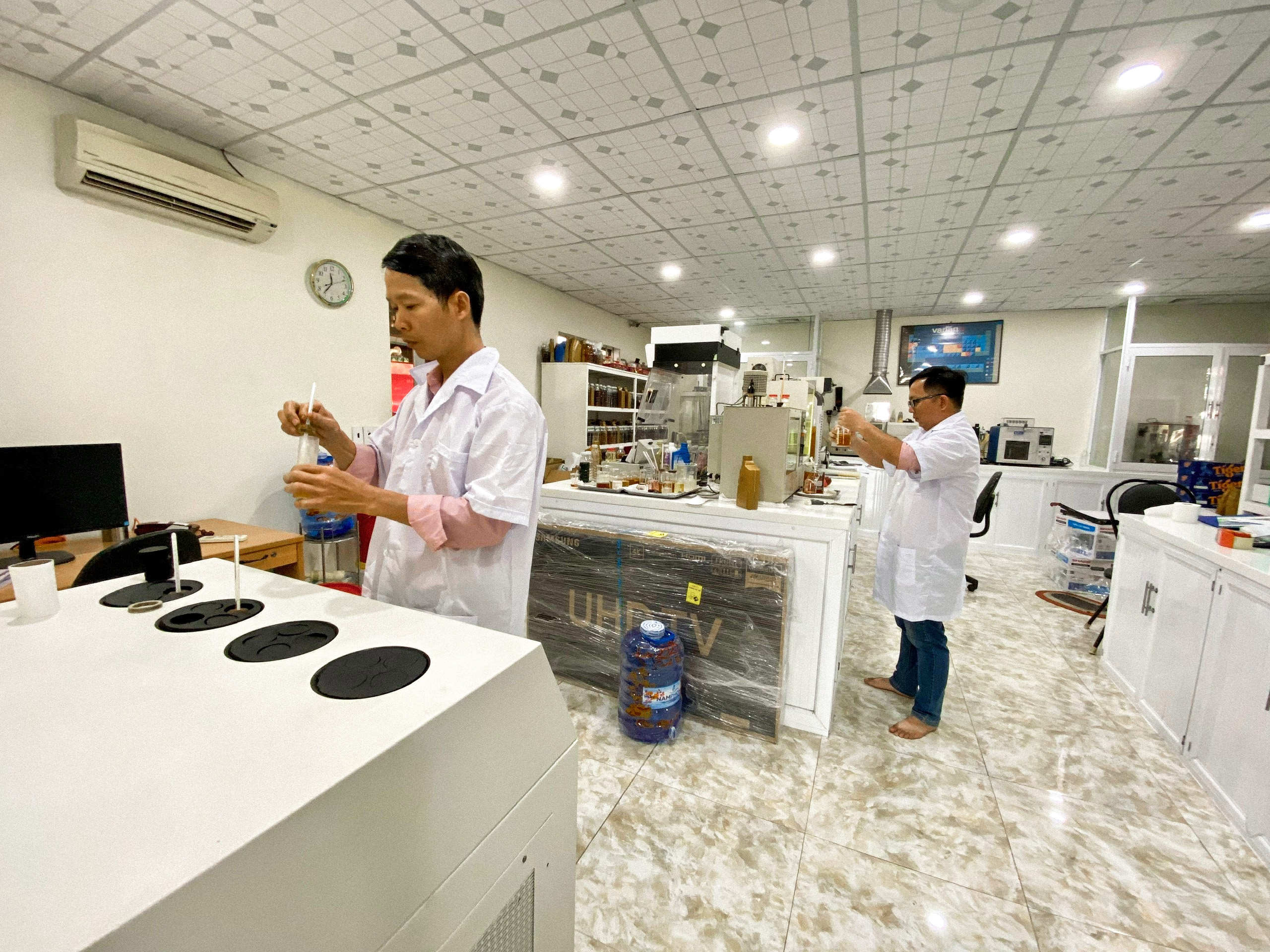 Phòng lab, kiểm mẫu